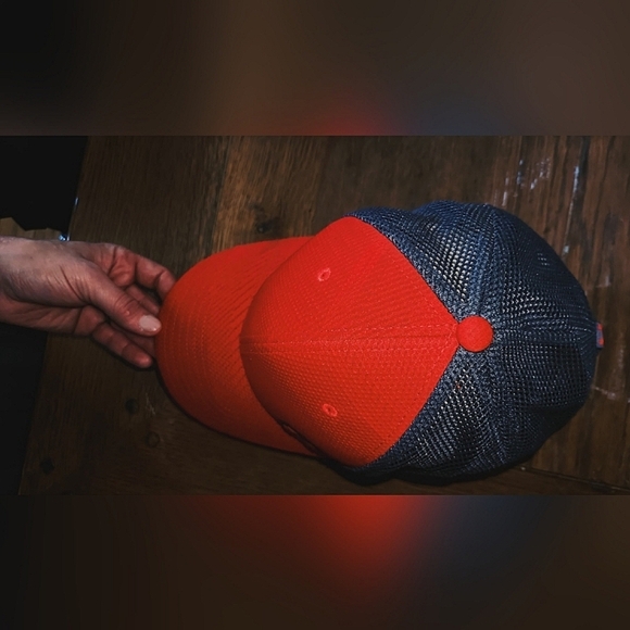 Under Armour Trucker Style w back snap Cherry Red Grey PERFECT CONDITION - Picture 4 of 4